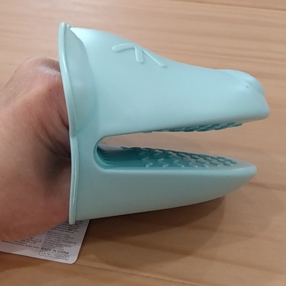 Pair of New Silicone Oven Mitt Grip Dog - Picture 5 of 6